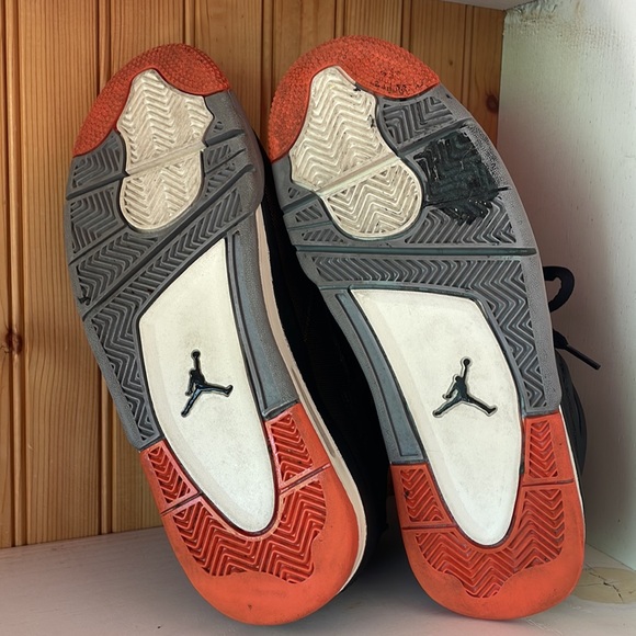 🔥DEAL🔥 Air Jordan Sneakers in Black and Orange - Picture 3 of 8